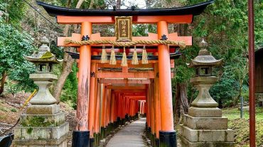 Du khách gây phẫn nộ vì đu xà ở đền thiêng Nhật Bản