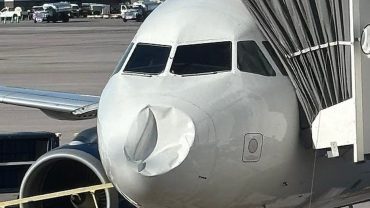 Mũi máy bay bị móp sâu một cách bí ẩn