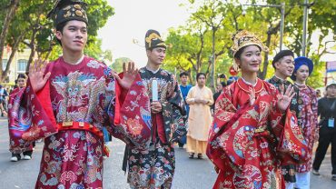 Hàng trăm người diễu hành cổ phục trên phố đi bộ Hà Nội