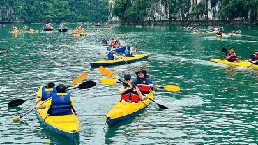Dừng chèo kayak trên vịnh Lan Hạ