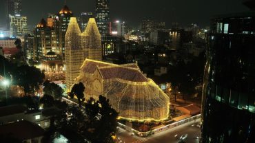Quán cà phê ngắm nhà thờ Đức Bà lên đèn