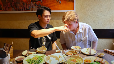 Khách nước ngoài lần đầu thử cà pháo mắm tôm