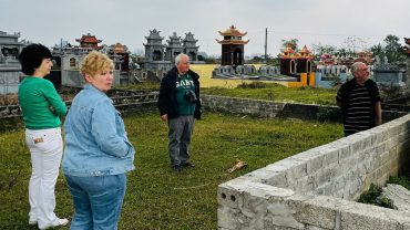 Đưa khách nước ngoài thăm ‘bà đẻ’, xem nghĩa trang